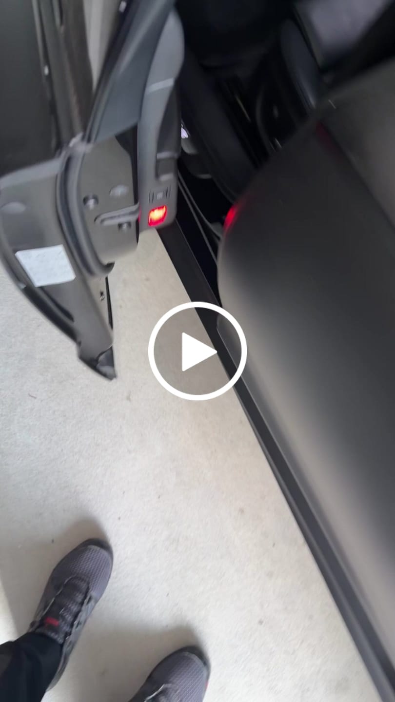 Customer video review of AUDI RS6+  LOGO PROJECTOT LIGHTS Nr.7621  (quantity 1 = 2 Logo Films /2 door lights）