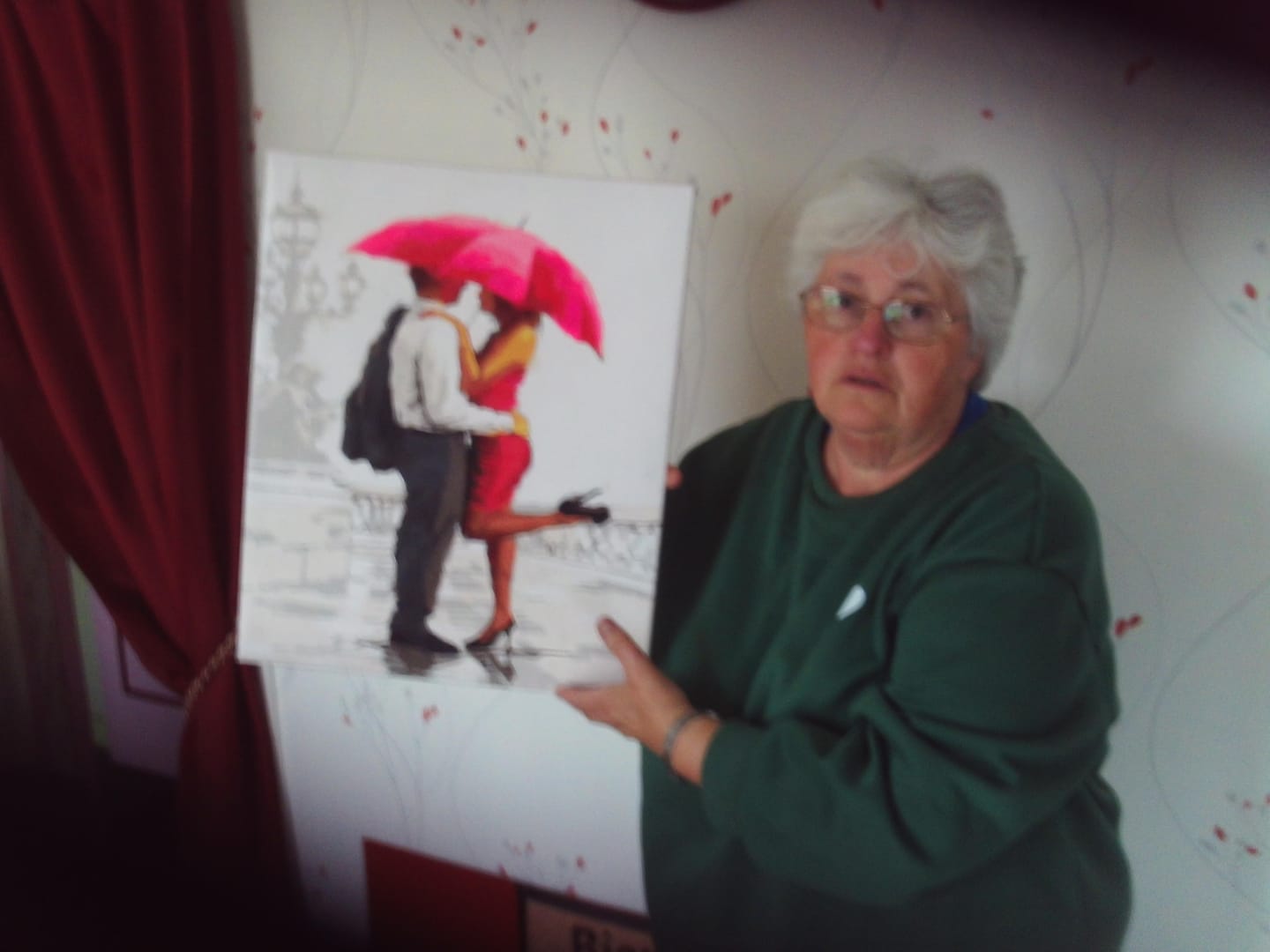 Customer photo review of Homme et femme avec parapluie rouge