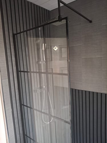 Customer photo review of Trieste 1950 x 700mm Matt Black Grid Wetroom Screen with Support Bar - 8mm Glass