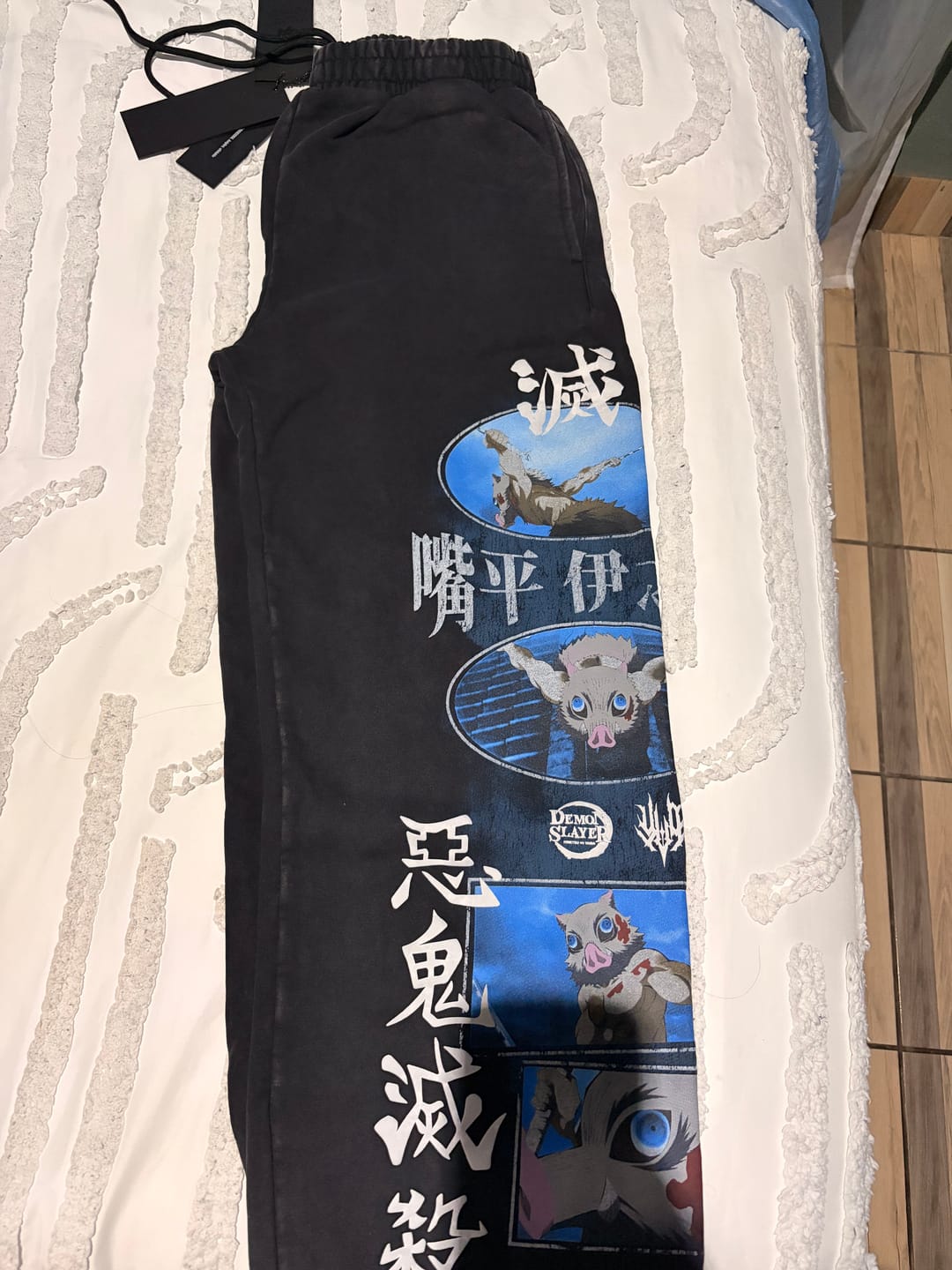 Customer photo review of 2153 - Demon Slayer: Kimetsu no Yaiba - Sweats