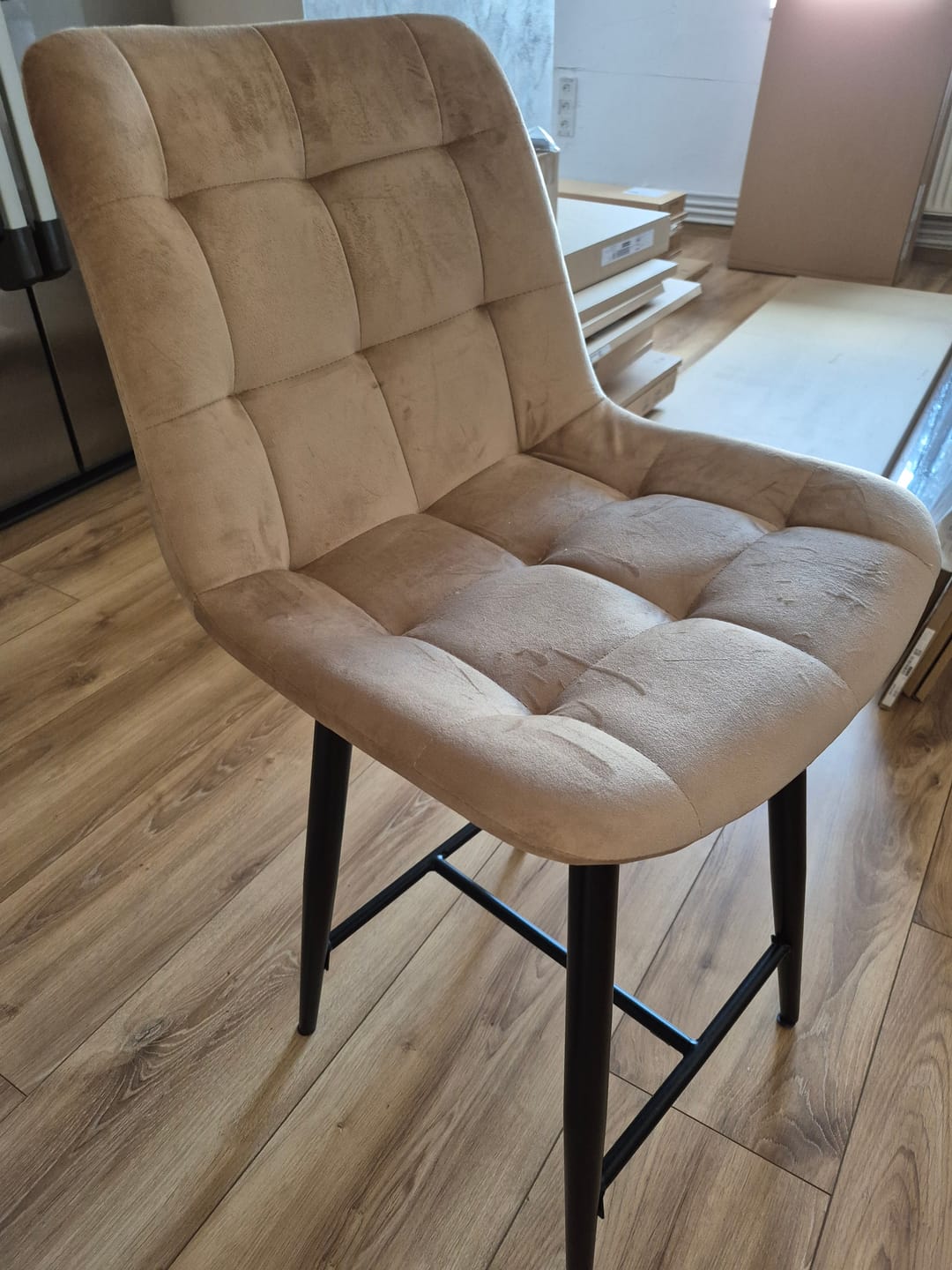 Customer photo review of Scaun bar textil CHIC H-2, bej - Bluvel 28/negru, stofa catifelata/metal, 46x51x90 cm