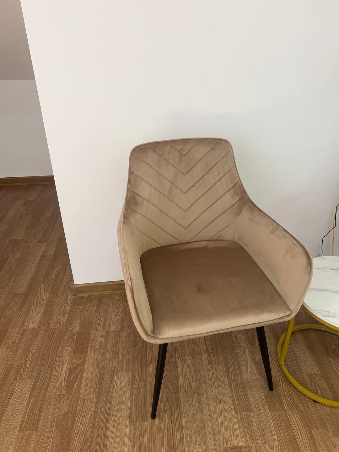 Customer photo review of Scaun de living modern FIG, bej/negru, stofa catifelata/metal, 57x47x85 cm