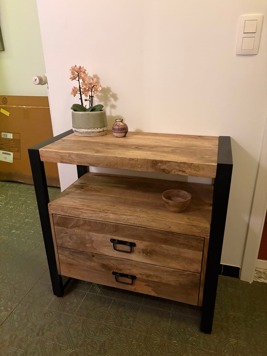 Customer photo review of Mangohout kastje met 2 lades Industrieel Design | Mangohout en Staal | 80x40x80cm