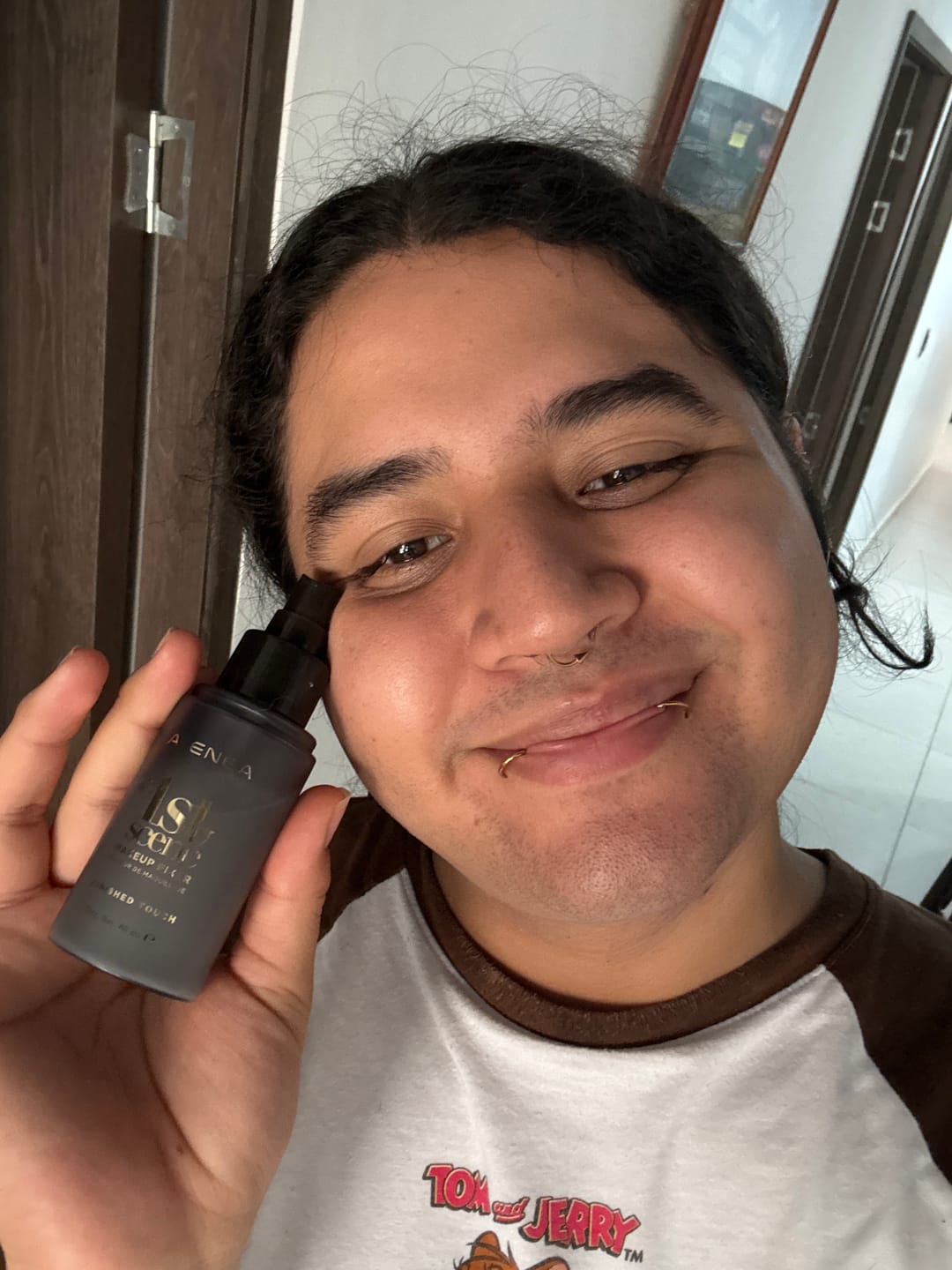 Customer photo review of FIJADOR DE MAQUILLAJE 1ST SCENE