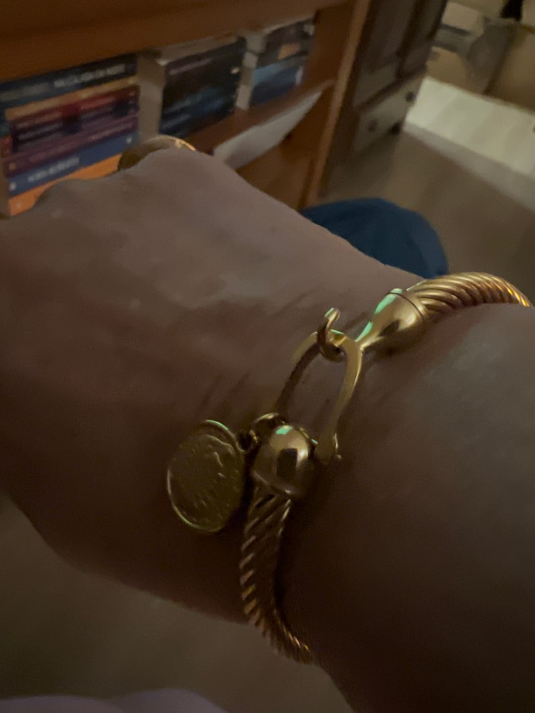 Customer photo review of Bracelete Pingente São Bento Banhado em Ouro 18K