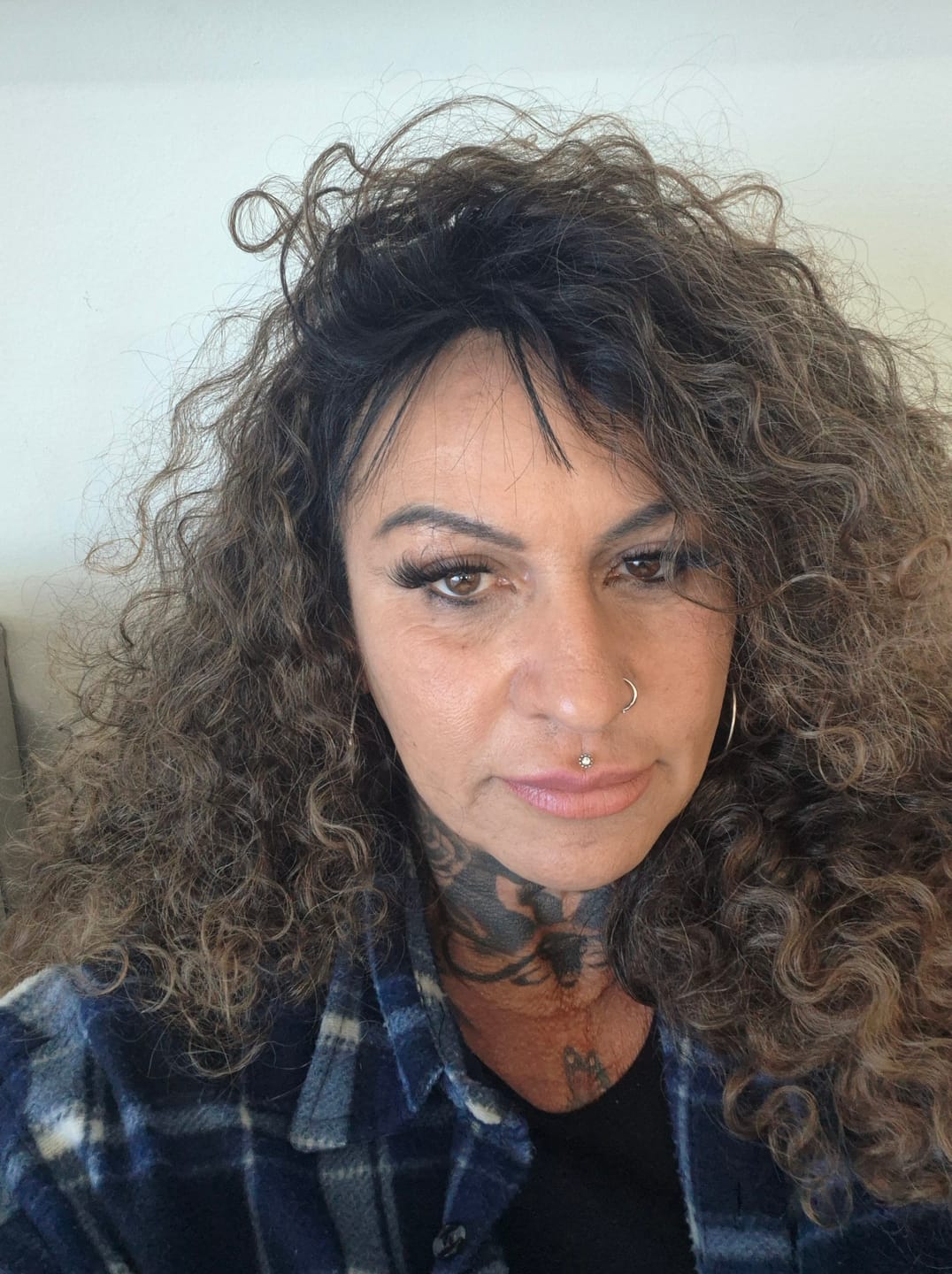 Customer photo review of Peruca Portia Castanho Escuro Cacheada