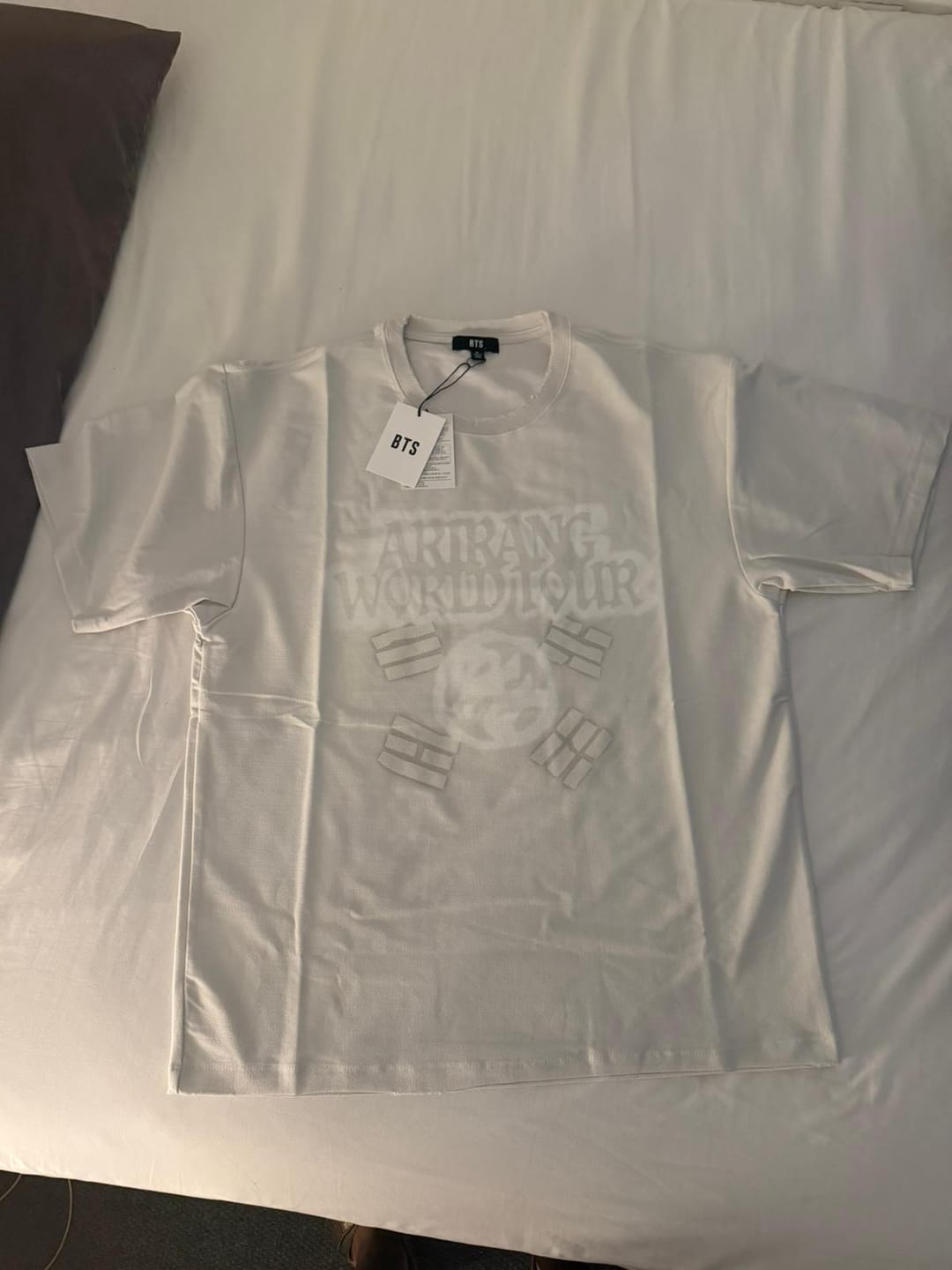 Customer photo review of [2ND PRE-ORDER] BTS - ARIRANG WORLD TOUR OFFICIAL MD S/S TOUR T-SHIRT (GRAY)