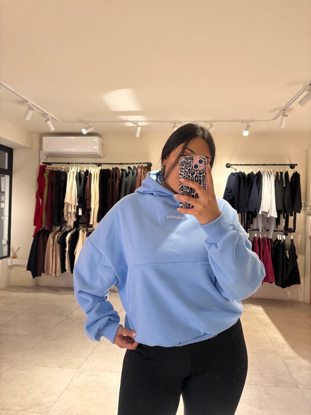 Customer photo review of POLERÓN HOODIE CELESTE - OVERSIZE CON GORRO LOGO Y ESPALDA BORDADO