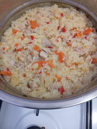 O imagine de la un client cu pui și legume gătite în vasul de inox al multicooker-ului Novio SteelCook.