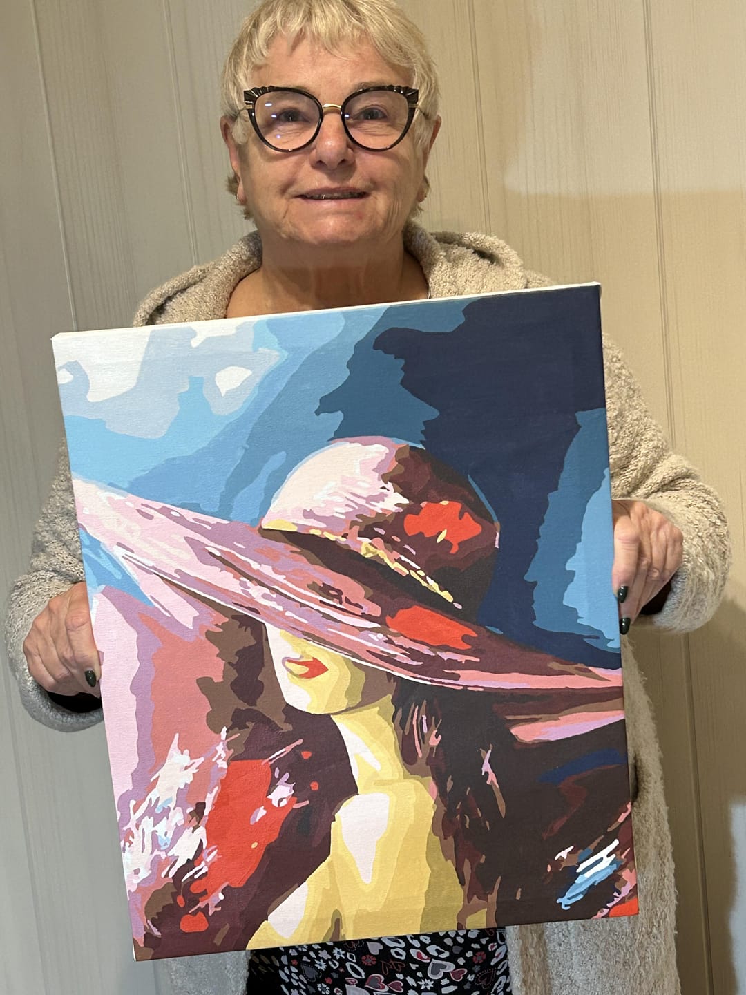 Customer photo review of Femme séduisante au chapeau