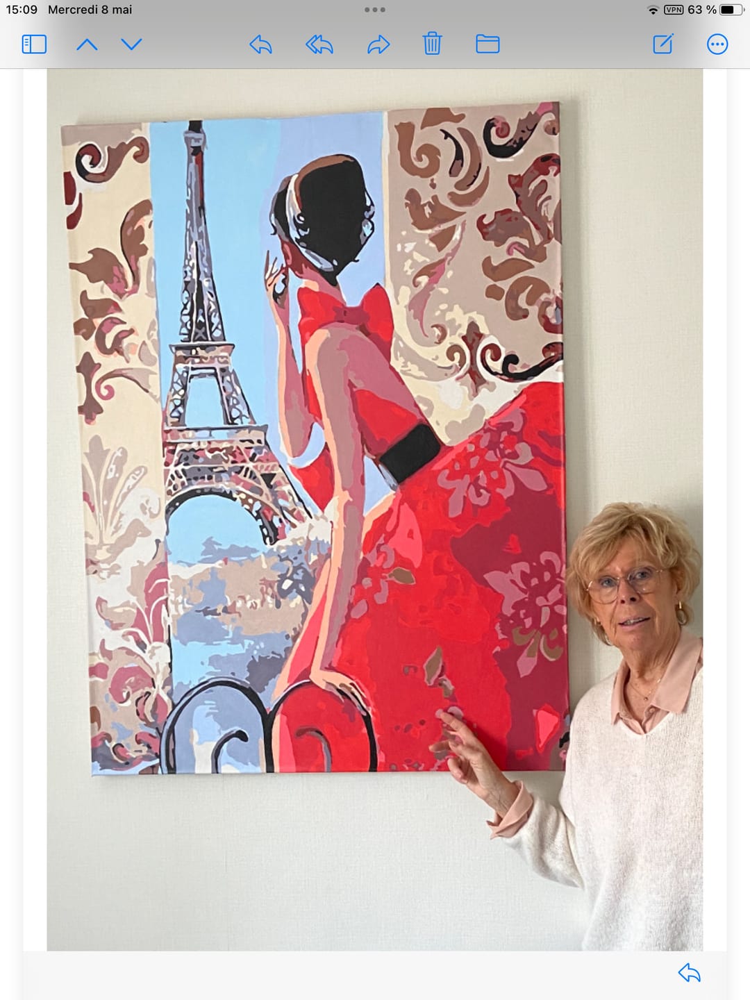 Customer photo review of Belle Femme et Tour Eiffel