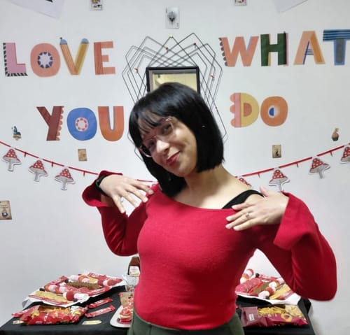 Reviewer with smooth, styled black hair after using the INOAR UAU Anti-Frizz Serum Spray.