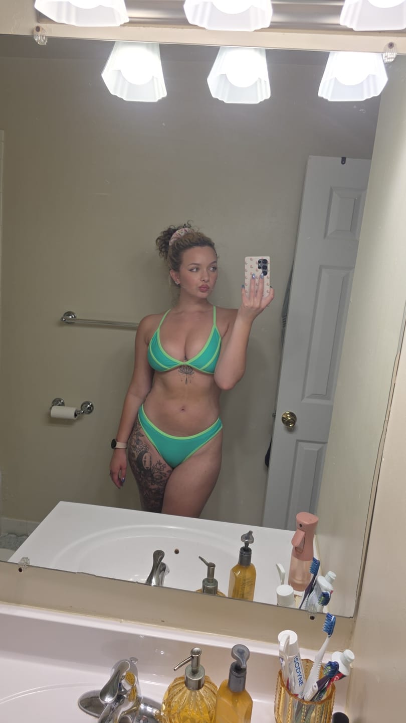 Customer photo review of LILY Slushie Minimal Triangle Top