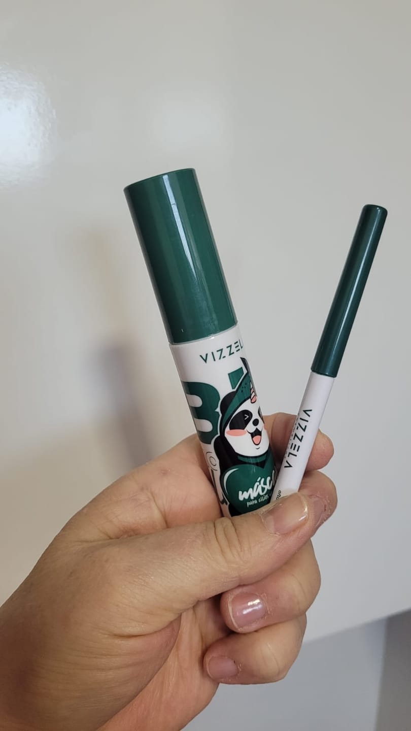 Customer photo review of Lapiseira Para Olhos Olive Green - Vizzela - Verde Oliva Efeito Metalizado