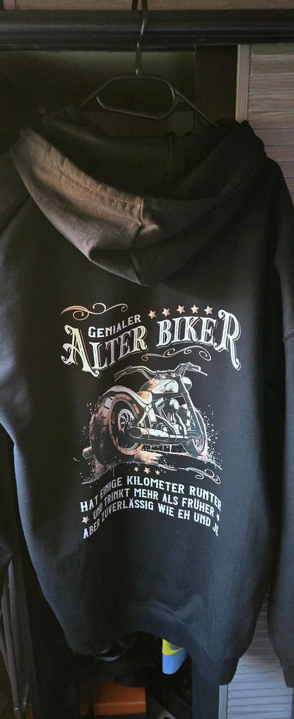 Customer photo review of Alter Biker - Einige Kilometer runter, trinkt mehr - aber zuverlässig wie eh und je - Motorrad Hoodie mit Back Print
