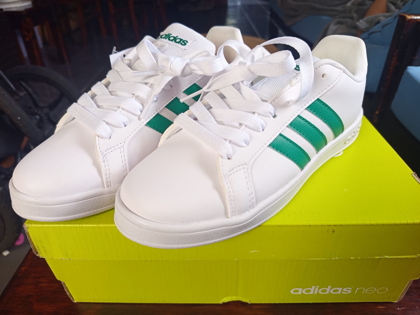 Customer photo review of Tenis Retro 4 Blanco Rojo