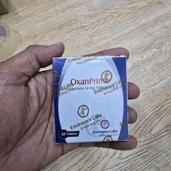 Cliente sosteniendo la caja de Oxanprime Oxandrolona en su mano.