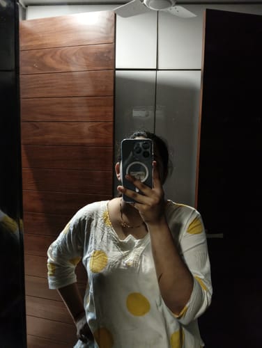 Reviewer's mirror selfie showing the Anti Yellow Magsafe Clear Case on their phone, highlighting the white magnetic ring.
