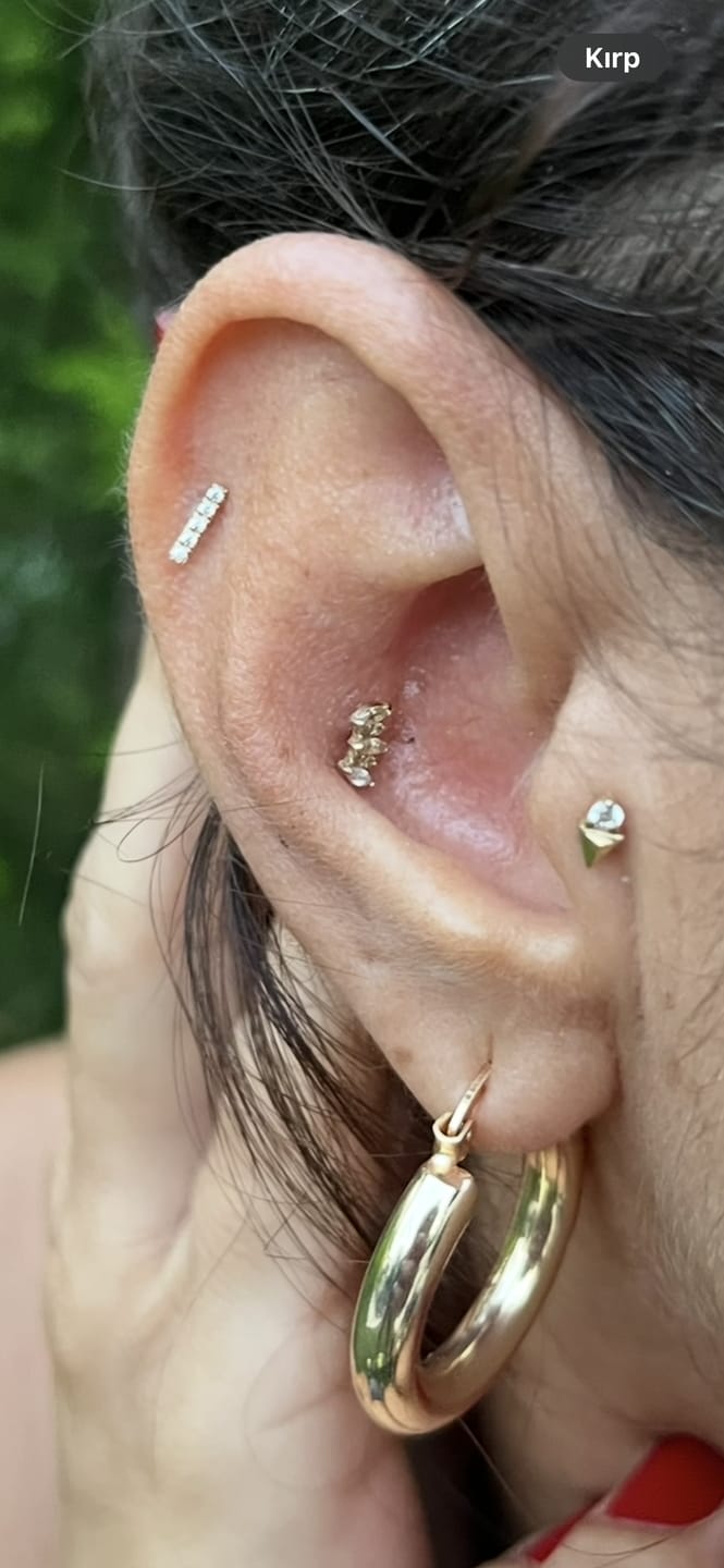 Customer photo review of Gusto 3 Markiz Taşlı Altın Tragus Piercing
