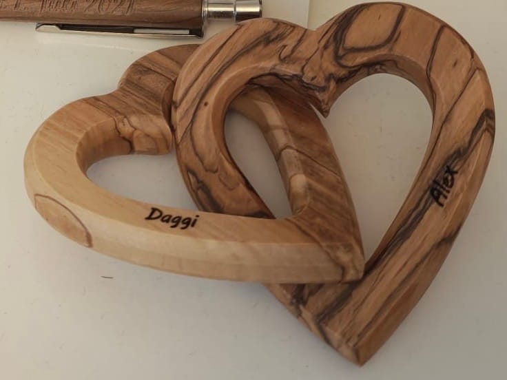 Customer photo review of Personalisierte verbundene Herzen aus Olivenholz 7,5 cm mit Gravur | Geschenk zur Hochzeit, Valentinstag, Jubiläum