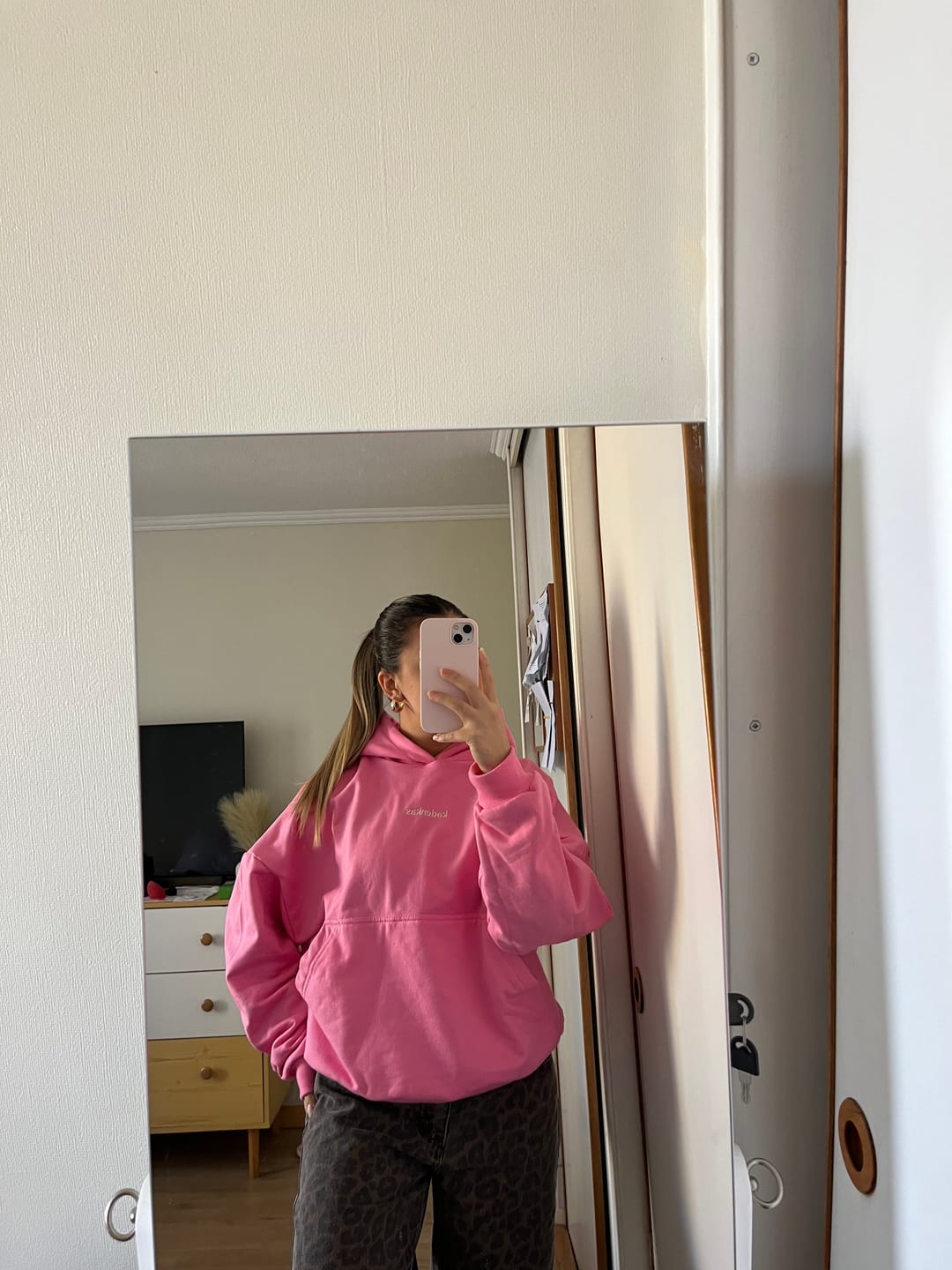 Customer photo review of POLERÓN HOODIE ROSADO - OVERSIZE CON GORRO LOGO BORDADO