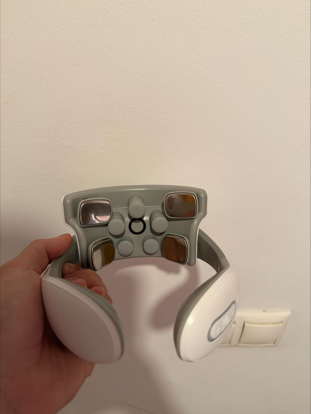 Customer photo review of Masajeador Cervical Velsen con Calor y Estimulación Suave