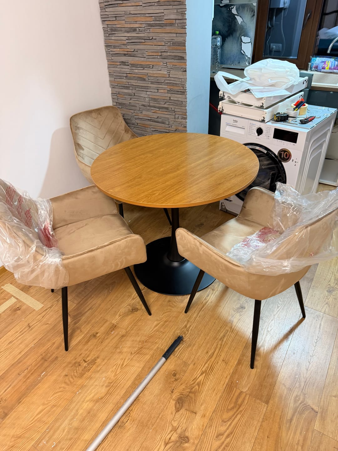 Customer photo review of Scaun de living modern FIG, bej/negru, stofa catifelata/metal, 57x47x85 cm