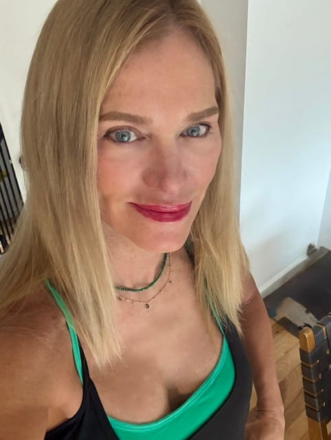 Customer photo review of Moren Emerald Diamond Necklace