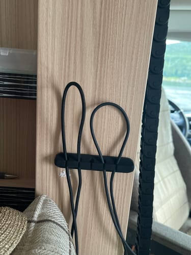 Kundens sorte ledningsholder med 5 hull montert på en trevegg i en bobil.