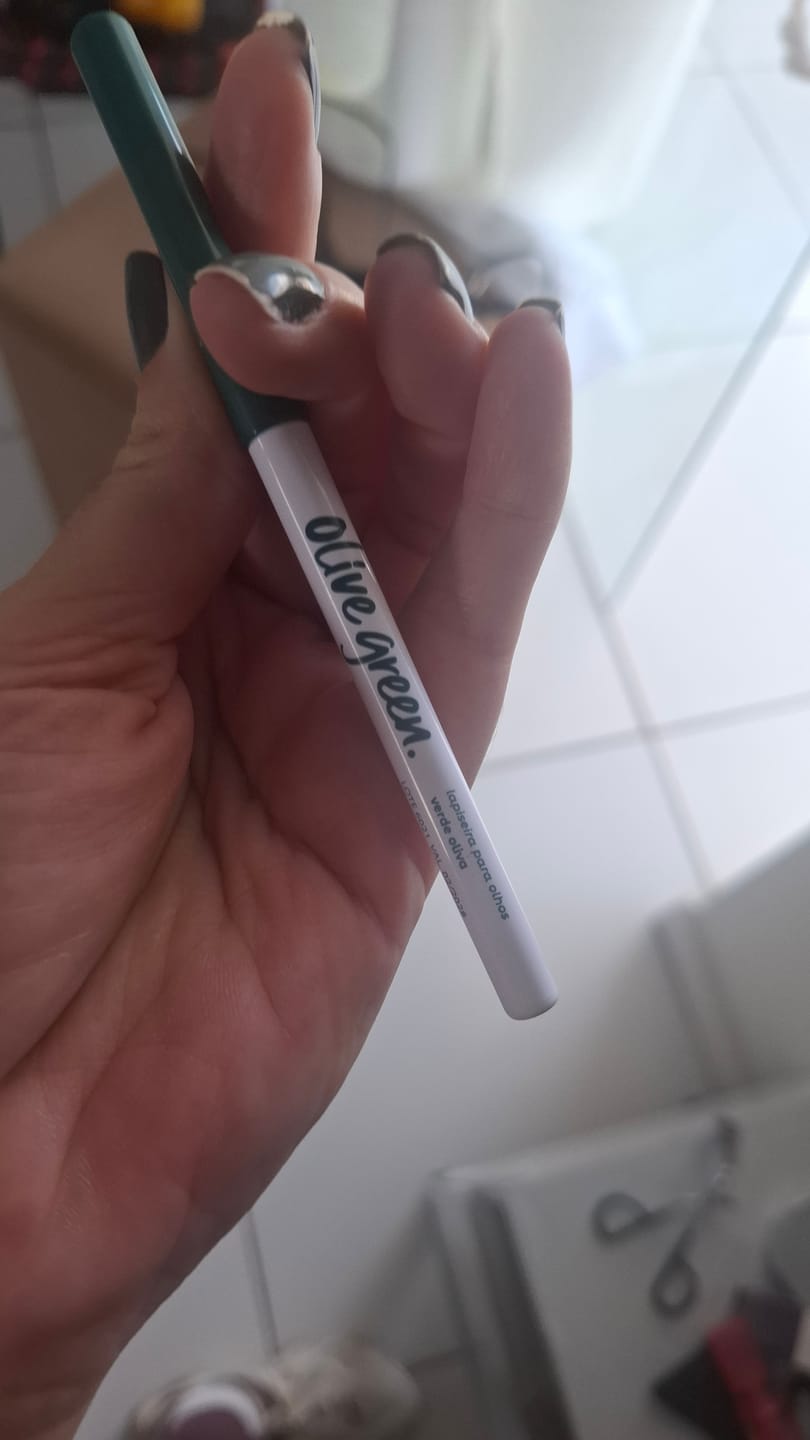 Customer photo review of Lapiseira Para Olhos Olive Green - Vizzela - Verde Oliva Efeito Metalizado