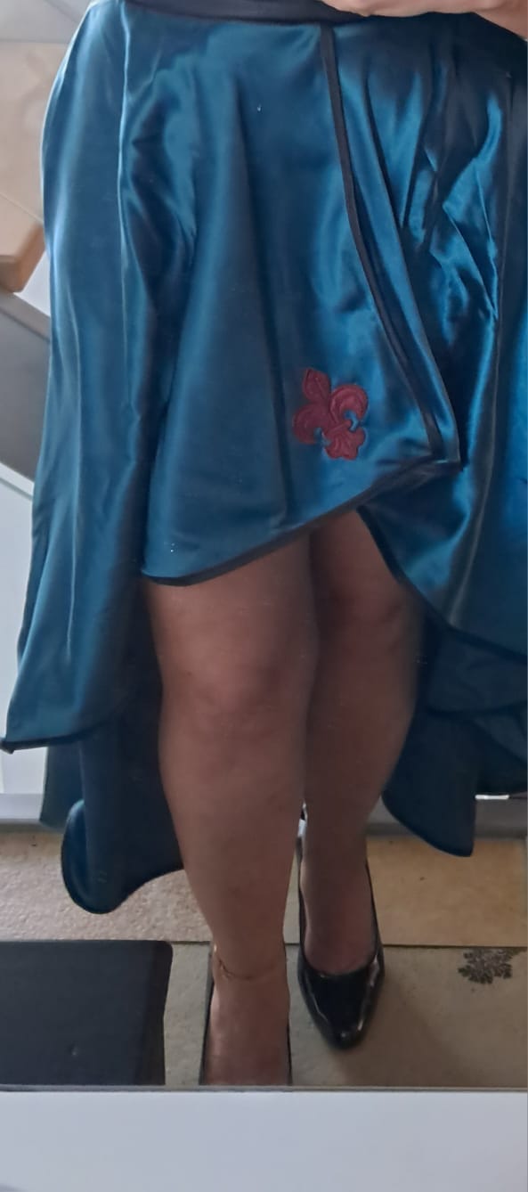 Customer photo review of SiaLinda: Rock Vanessa, petrol - türkis grün, Satin, Lilien Applikation, asymmetrisch, geschlitzt