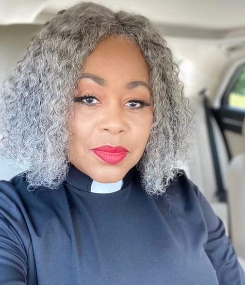Customer photo review of Luvwin 5x5 Deep Curly Salt And Pepper Glueless Gray Color Pre-Cut Lace Bob Wig