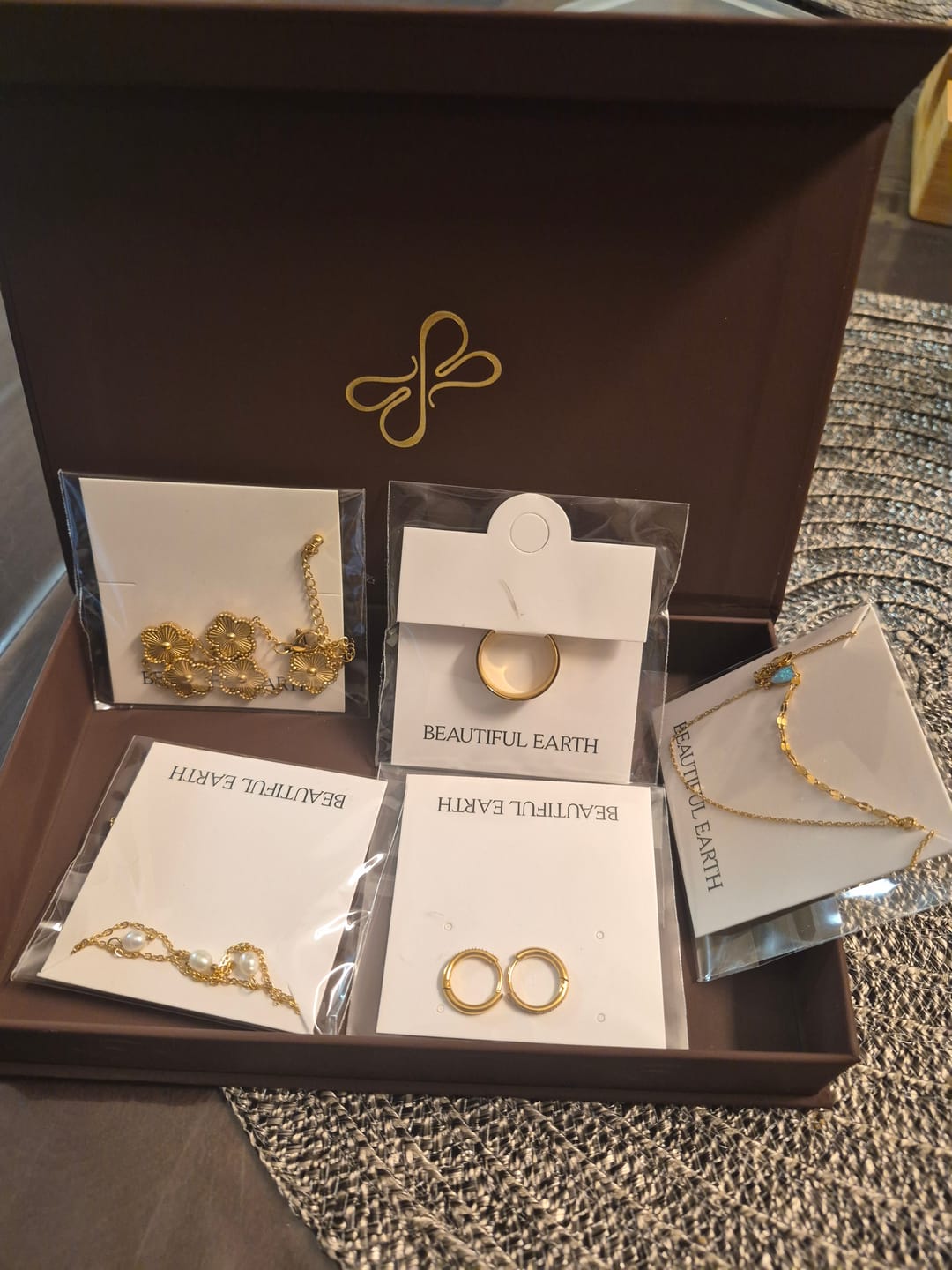 Customer photo review of Gold Crystal Clover Band Ring