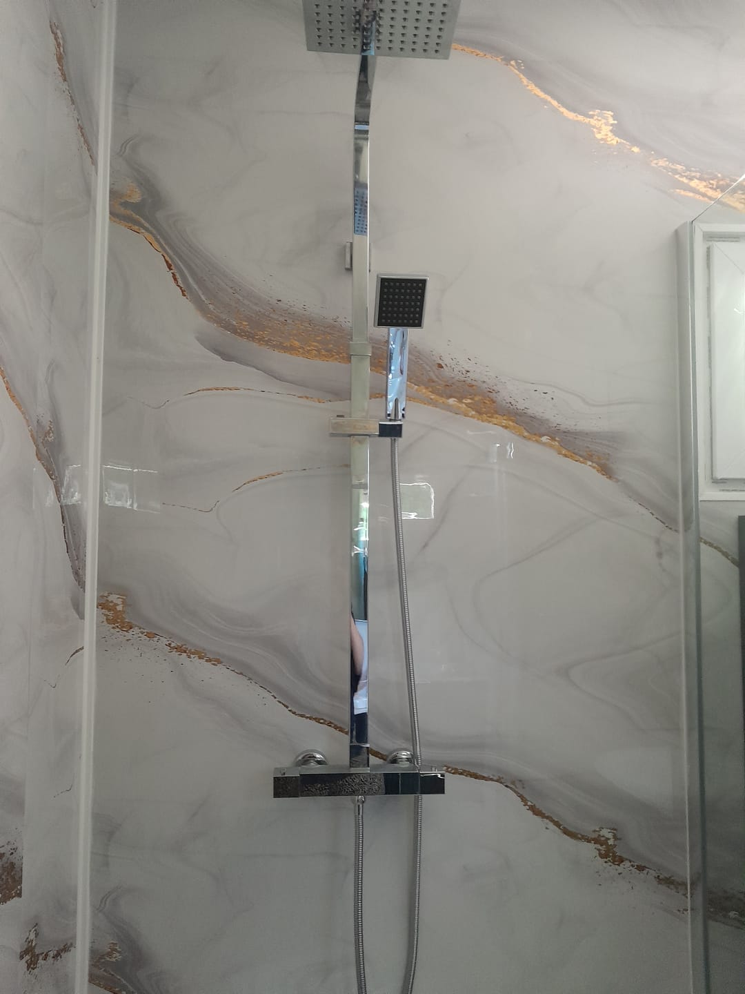 Customer photo review of Panneau Mural PVC Effet Marbre Doré – Étanche et facile à poser
