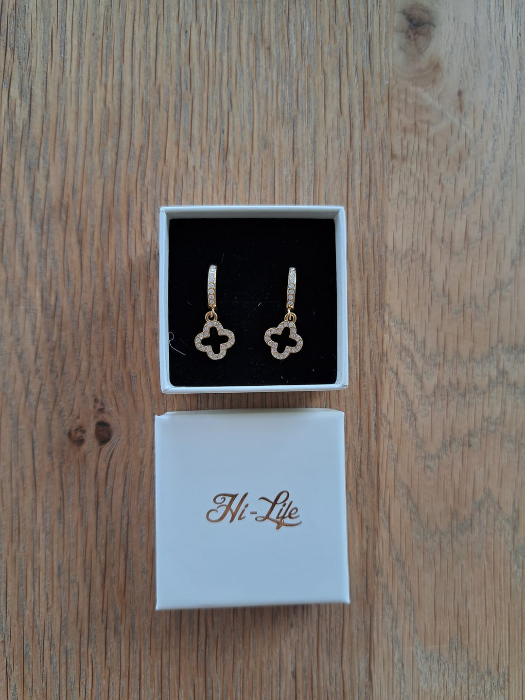 Customer photo review of Pave Lucky Aura Huggie Ohrringe 14K Vergoldet