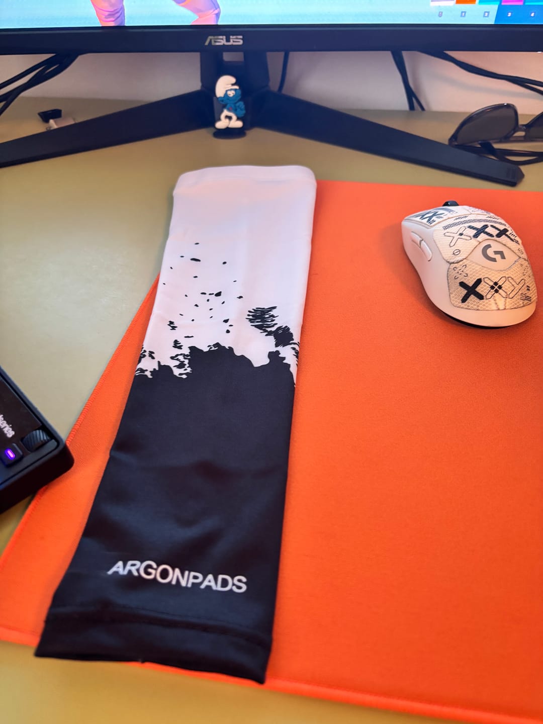 Customer photo review of Gaming Armsleeve - Black/White