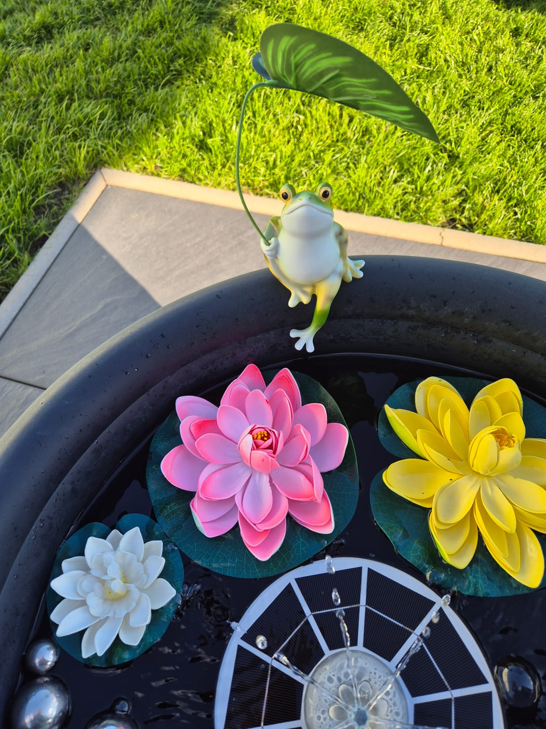 Customer photo review of Künstliche schwimmende Seerosen & Lotusblüten – Wasserlilien, Teichdekoration, schwimmende Blumen für Gartenteich