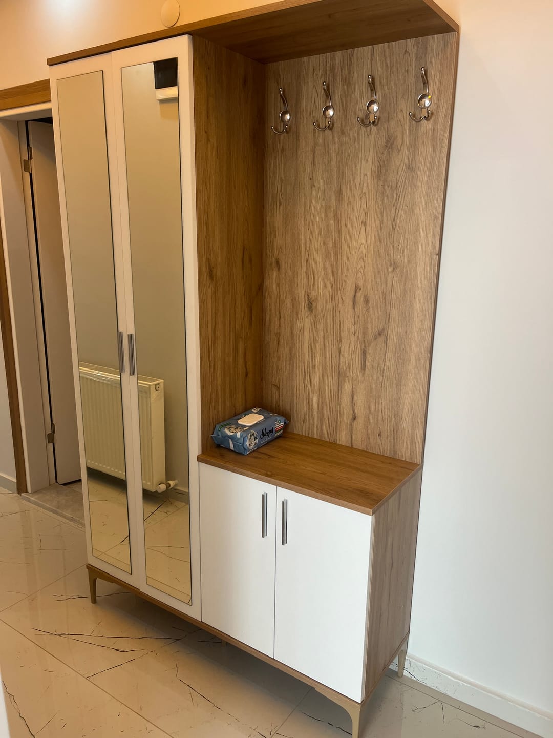 Customer photo review of Rani EA147 Modern Portmanto 4 Kapaklı Aynalı Raflı Askılı Ayakkabılık Vestiyer Sepet Ceviz - Beyaz