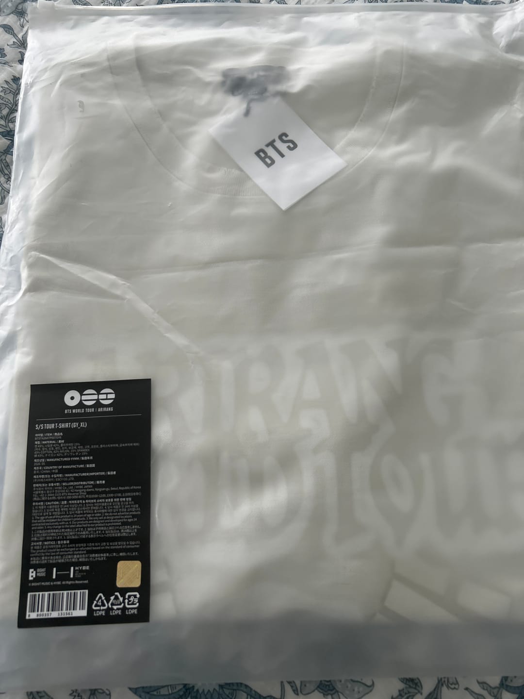 Customer photo review of [2ND PRE-ORDER] BTS - ARIRANG WORLD TOUR OFFICIAL MD S/S TOUR T-SHIRT (GRAY)