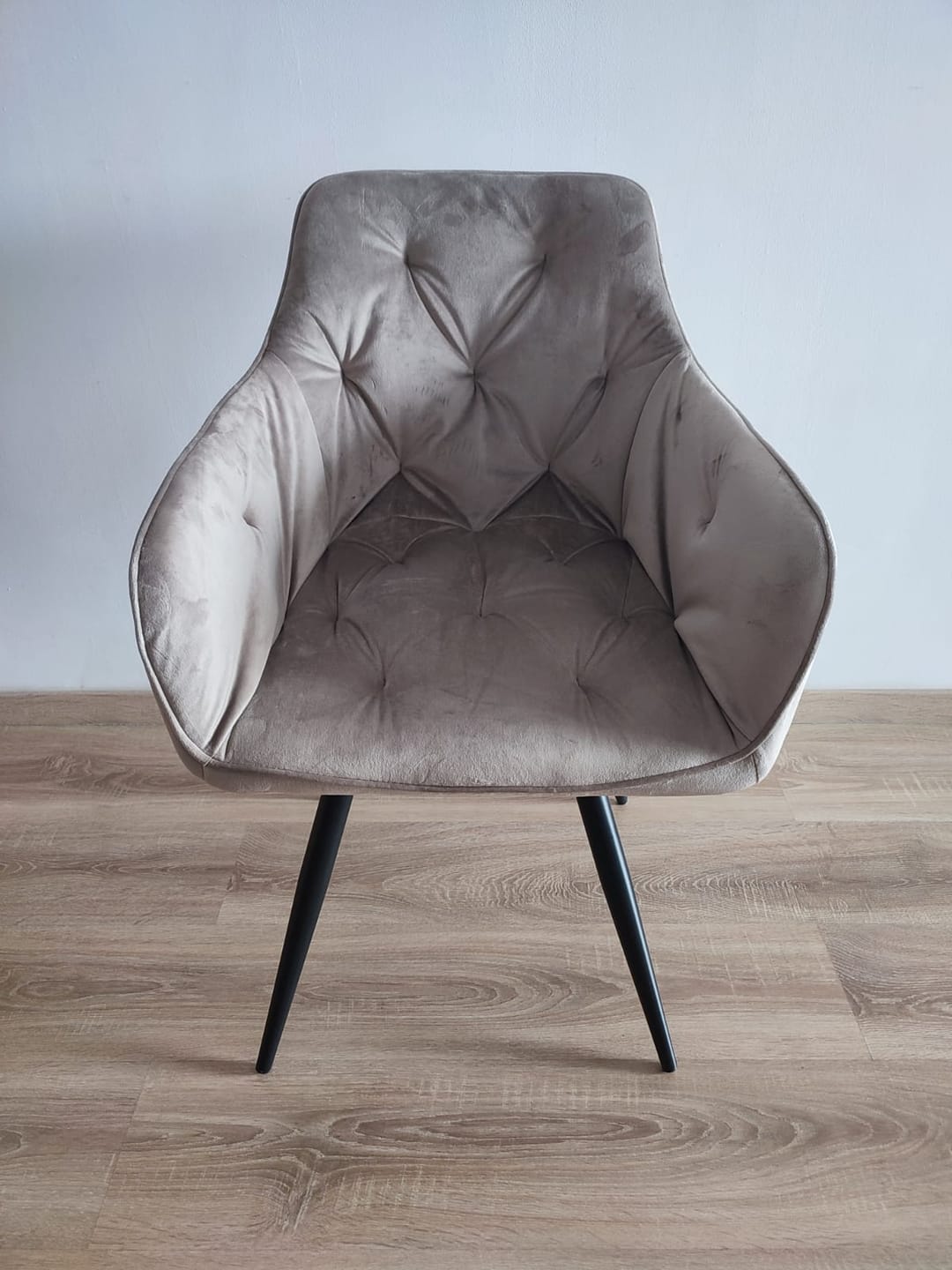 Customer photo review of Scaun de sufragerie tapitat MANGO, bej/negru, stofa catifelata/metal, 57x45x83 cm