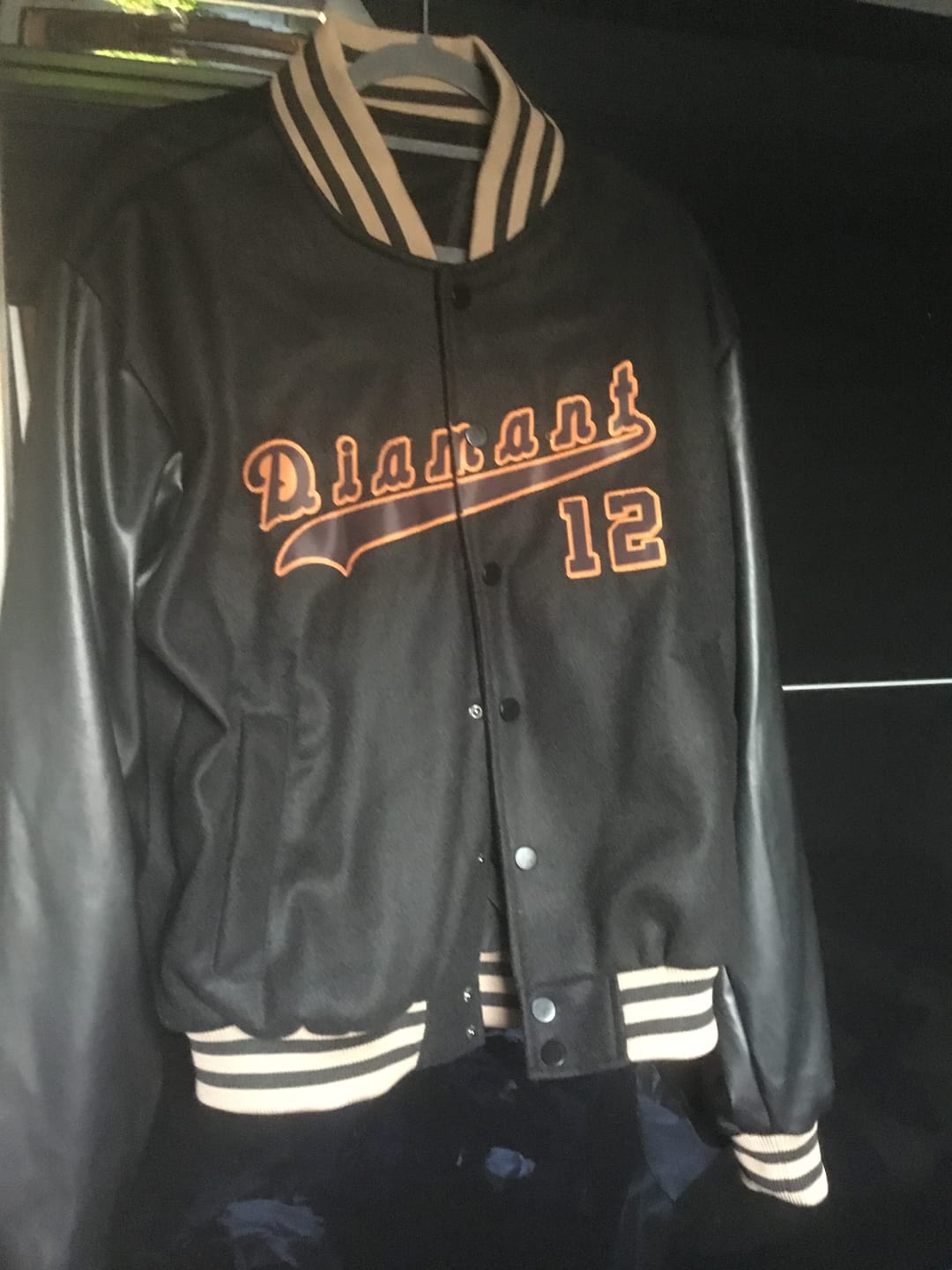 Customer photo review of Maßgeschneidertes Schwarz Altgold Jacke