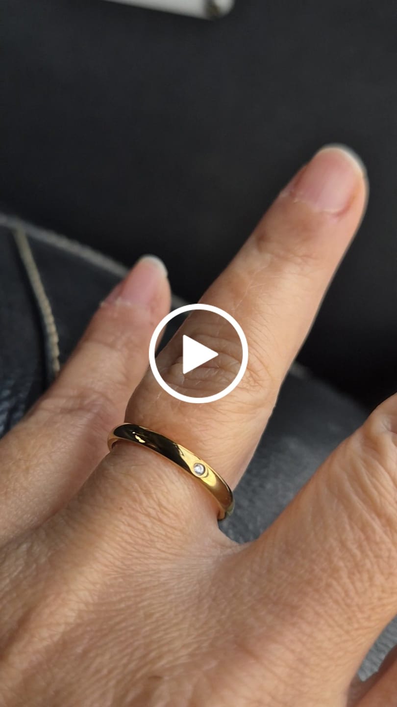 Customer video review of Anel Cristal Solitário Banhado em Ouro 18K