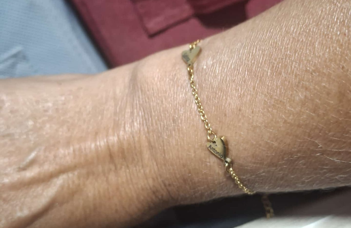 Customer photo review of Pulsera personalizada con corazón grabado