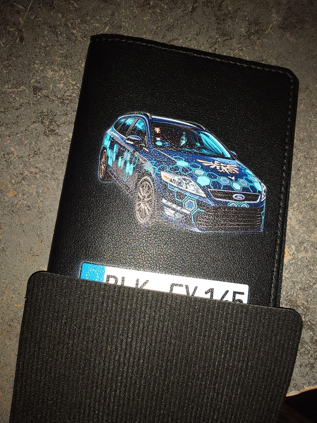 Customer photo review of Personalisierte Fahrzeugscheinhülle mit deinem individuellen Porträt deines Autos & Kennzeichen