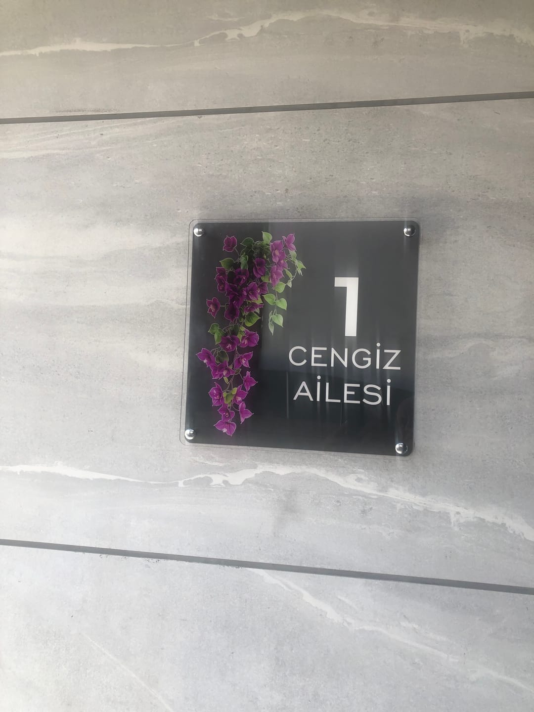 Customer photo review of Kişiye Özel Mor Sarmaşık Çiçekli Kapı İsimliği