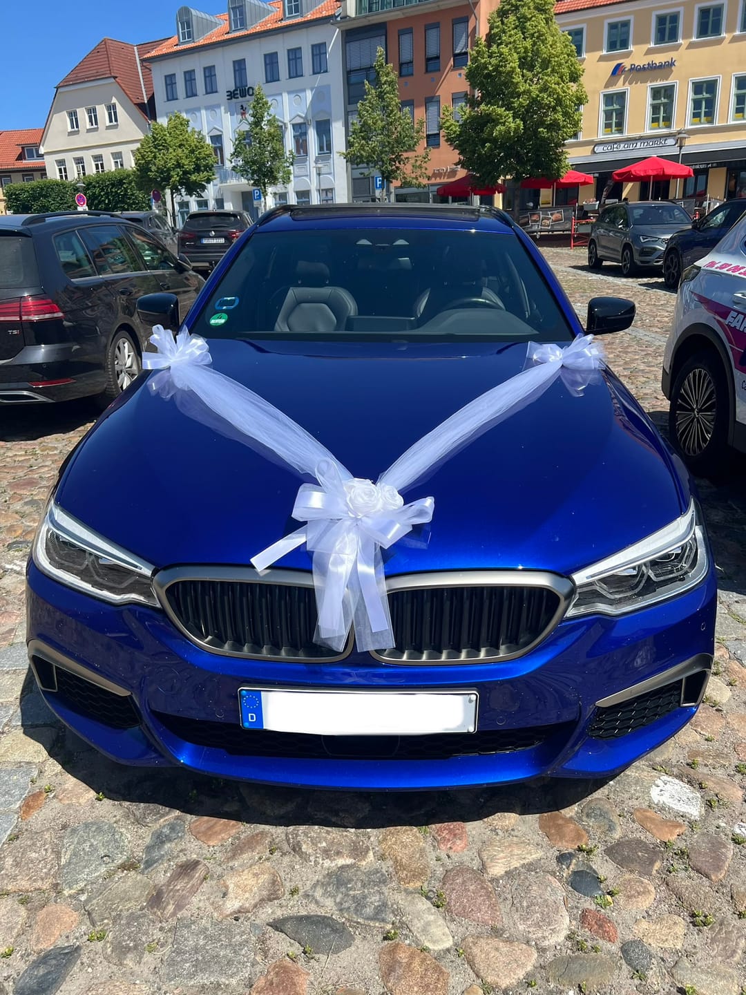 Customer photo review of Autoschmuck Hochzeit Blumendeko Motorhaube - CLARA