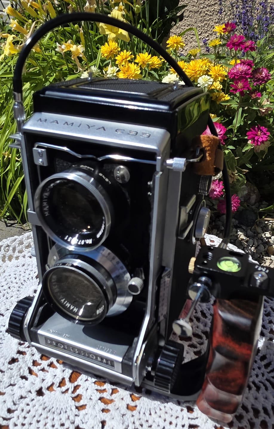 Customer photo review of Ergonomic Wood Grip for Mamiya RZ/RB, Hasselblad 203/205 & Contax 645 (Arca-Swiss L-Plate)
