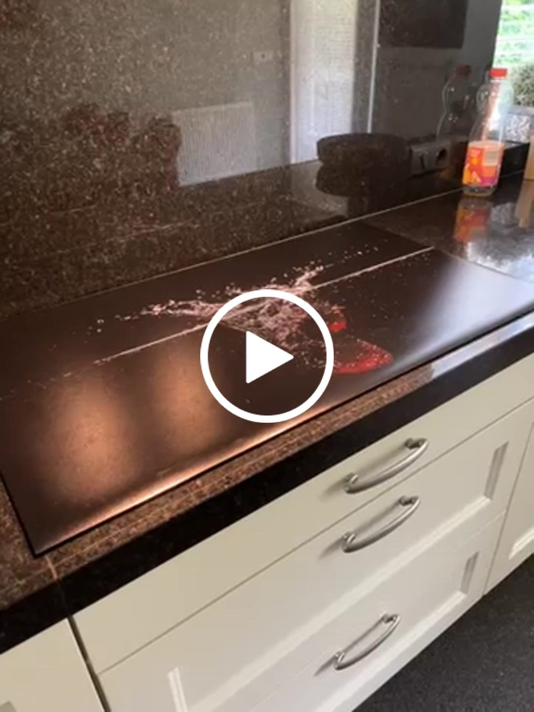 Customer video review of Inductiebeschermer - Splash - Aardbeien - Donker rood - Zwart