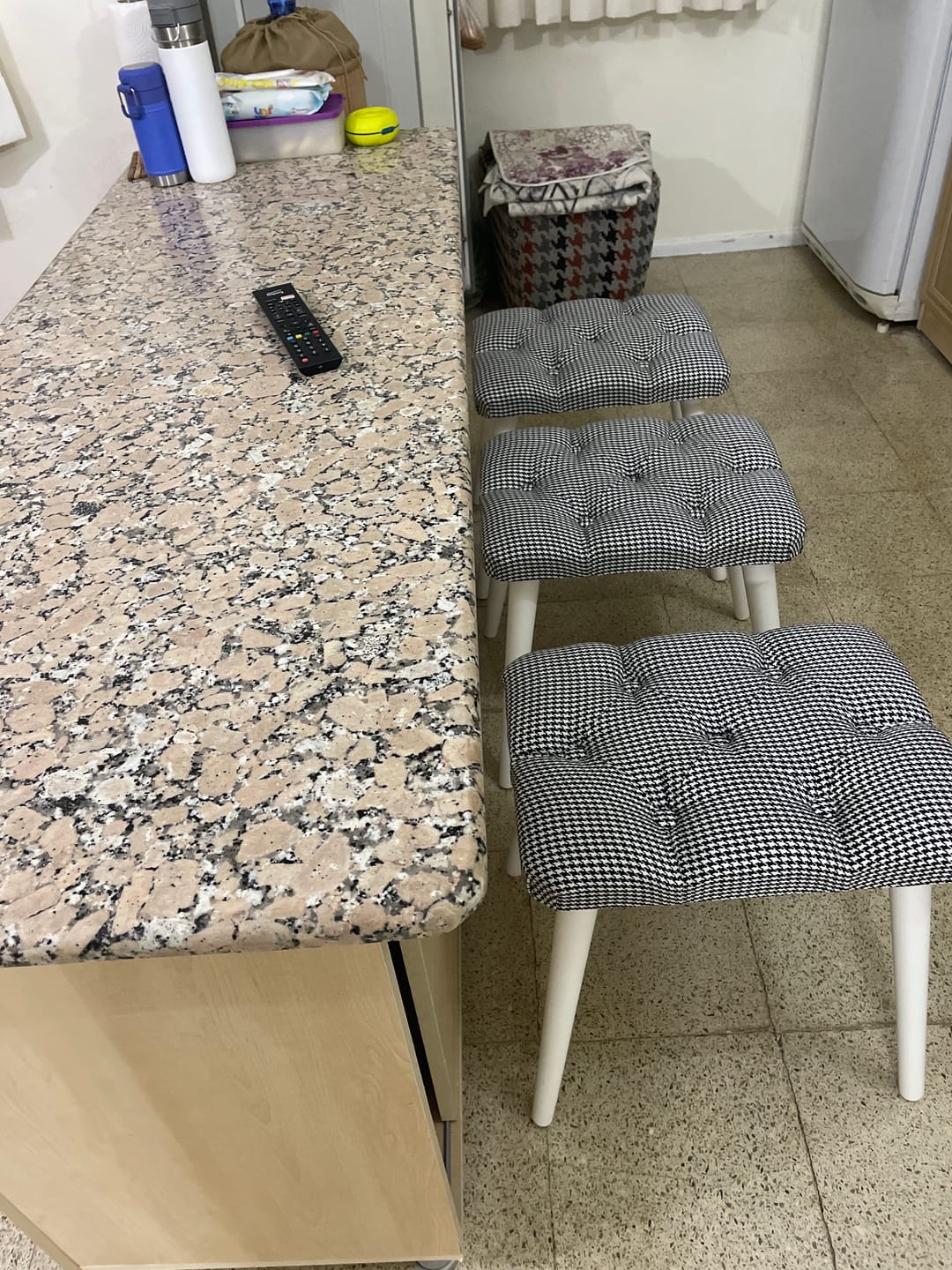 Customer photo review of Rani BM101 Puf Ahşap Ayaklı Tabure Siyah - Beyaz Kazayağı Desenli