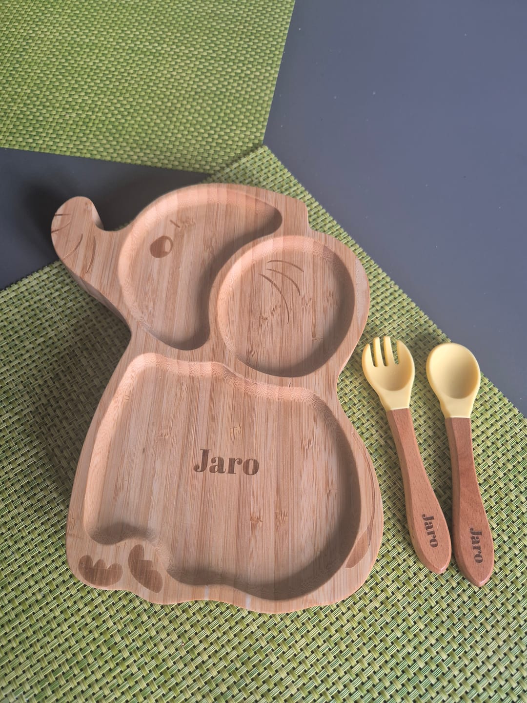 Customer photo review of Personalisierter Bambus Kinderteller Elefant Set mit Gravur – inkl. Gabel & Löffel | Geschenk zur Geburt & Taufe